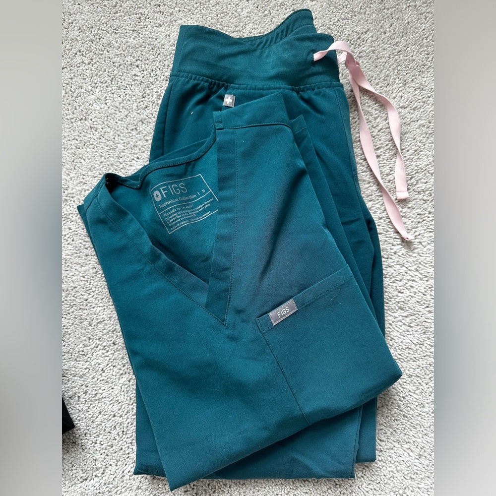 Figs scrubs. Zamora jogger 2.0 and catarina one pocket scrub top goth size small